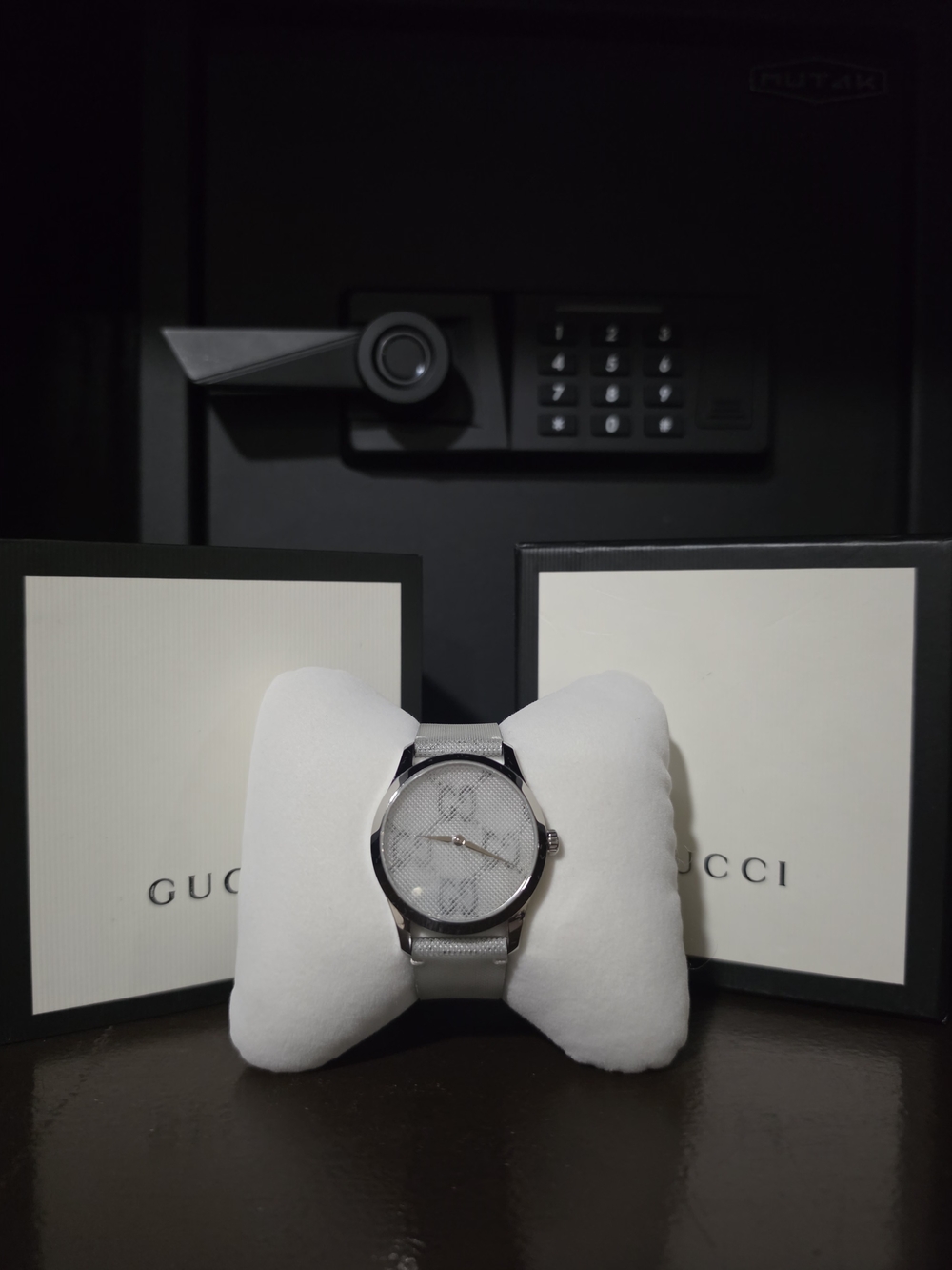 Gucci Women's Silver Mesh Dial Watch - Silver